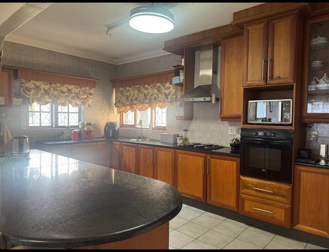 6 BEDROOM FREESTANDING FOR SALE IN MEER EN SEE
